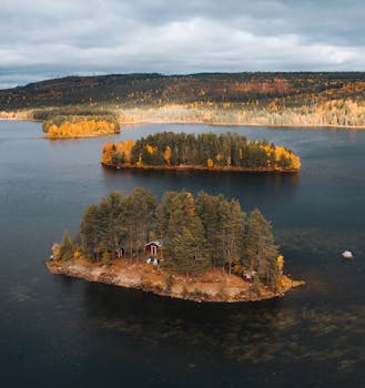Captivating aerial shot of islands surrounded by autumn foliage in Jokkmokk, Sweden.